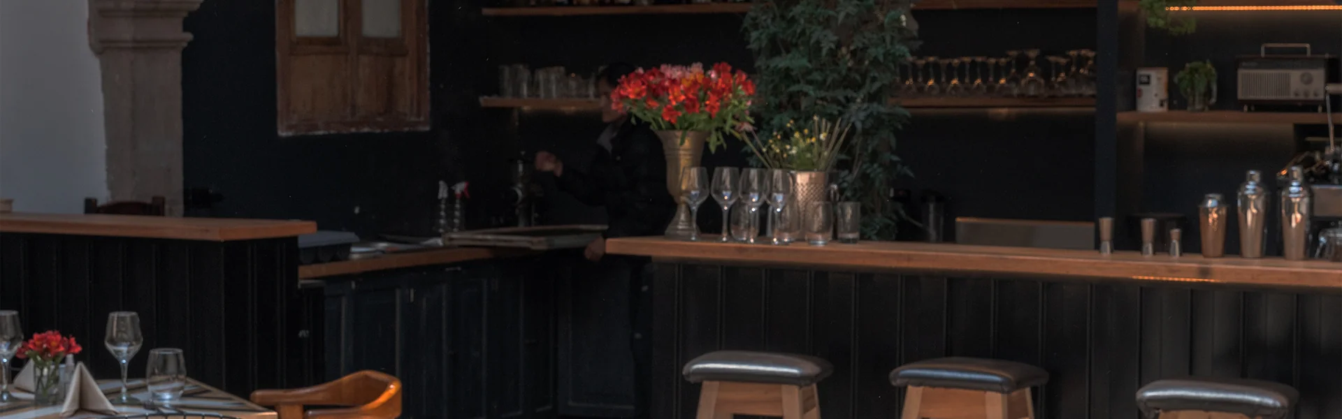Stilvolle Bar mit Auswahl katalanischer Weine bei Enolog&iacute;a